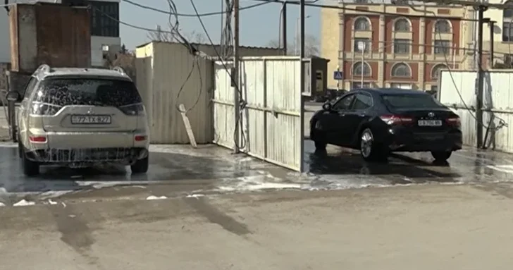 Автомойки Баку расходуют питьевую воду на сотни машин ежедневно
