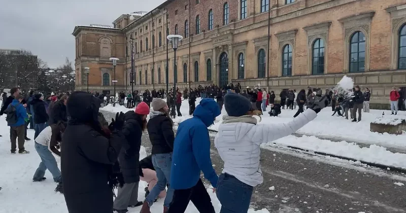 В Мюнхене сотни человек собрались на снежный бой