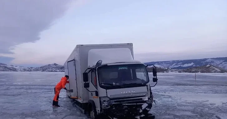 Еще два автомобиля провалились под лед на Байкале: спасатели эвакуировали пострадавших