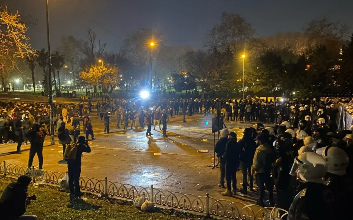 Etirazçılar polislərə hücum etdilər Türkiyədə gərginlik (FOTOLAR)