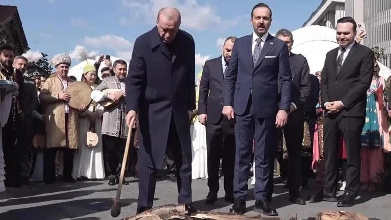 Ərdoğan İstanbulda Novruz tonqalının üzərindən atıldı VİDEO