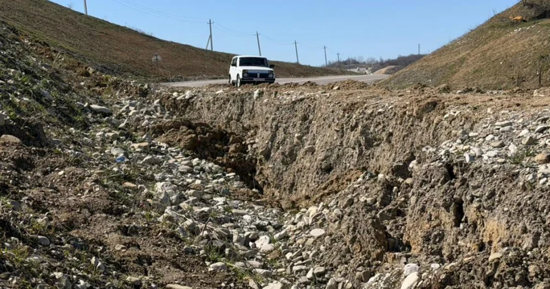 Muğanlı İsmayıllı avtomobil yolunun mühafizə zolağında torpaq sürüşməsi baş verib
