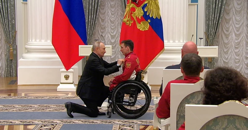 Путин встал на колено, вручая награду паралимпийскому чемпиону Голубкову