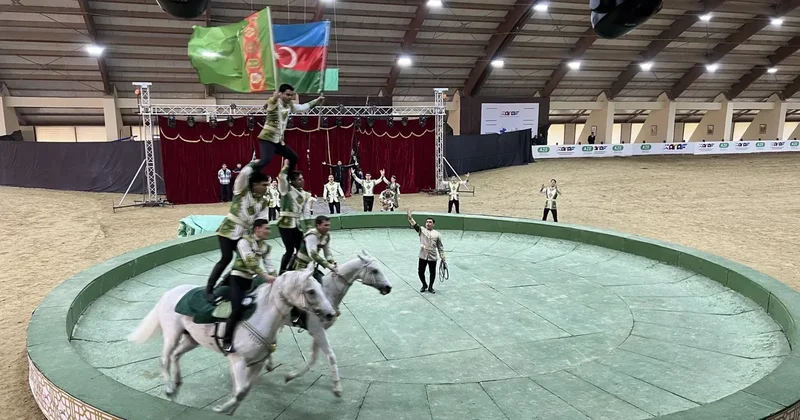 Группа национальных конных игр Галкыныш из Туркменистана выступает в Баку