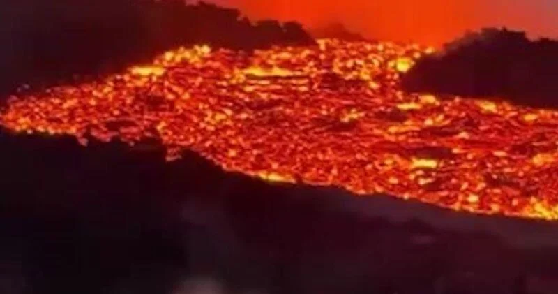 Один из самых активных вулканов в мире продолжает извергаться ВИДЕО