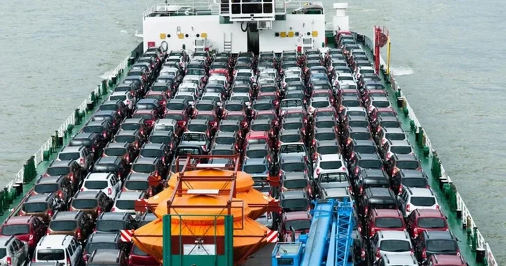 На острове Ламу оказались тысячи новых автомобилей из за конфликта вокруг Ирана