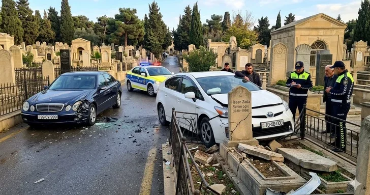 В Баку водитель перепутал педали и въехал в могилу после столкновения с Mercedes Benz