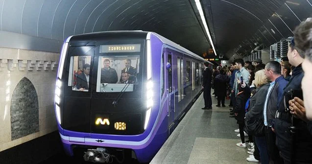 Bakı metrosunda qatar yoluna düşən sərnişin öldü