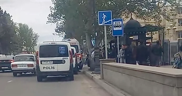 Dayanacaqda avtobus gözləyən kişi qəfil vəfat etdi VİDEO