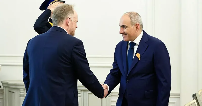 Пашинян со спецпредставителем генсека НАТО обсудили ситуацию в регионе