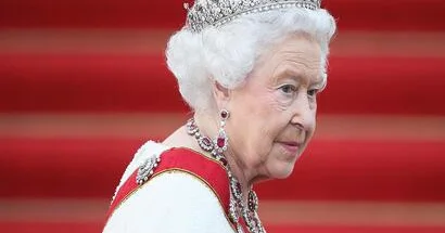 Londonun mərkəzində II Elizabetə üç metrlik abidə: Arxasında isə ərinin heykəli olacaq