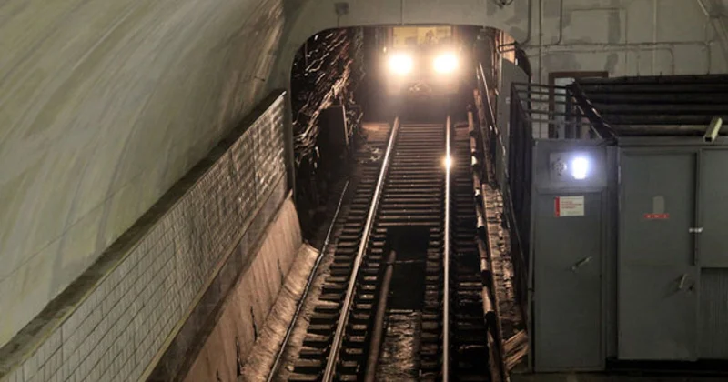 Metroda 4 qatar tuneldə qalıbmış