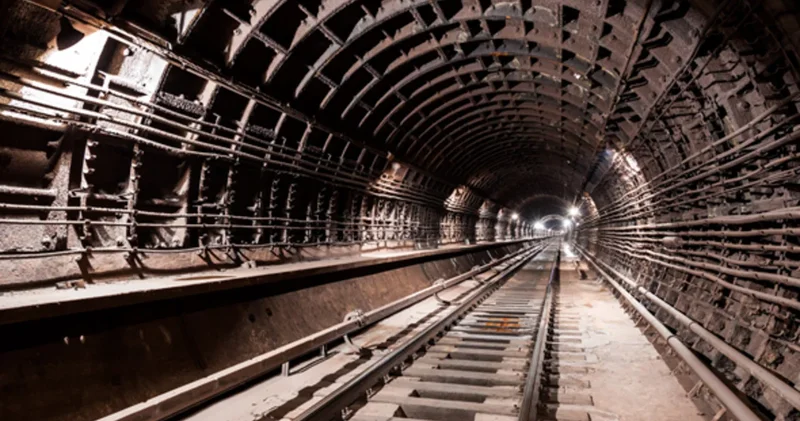Metro tunelində qalan sərnişinlər evakuasiya olunub RƏSMİ