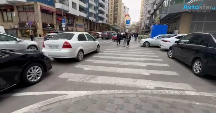 Maşını “zebra”nın üstündə saxlayıb telefonla oynayan sürücü CƏRİMƏLƏNDİ 77 LC 012 VİDEO