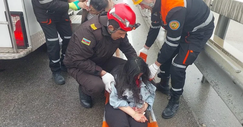 Тяжелое ДТП в Баку: из деформированного автомобиля извлечены пострадавшие и погибший Minval Politika