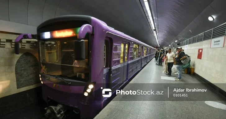 В бакинском метро пассажир упал на рельсы