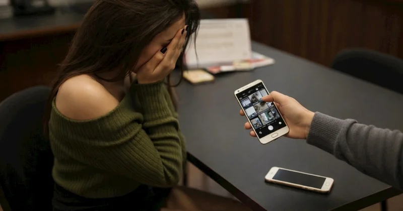 Düşündüm ki, Lalənin mənimlə olan ədəbsiz şəkillərini onun telefonundan silərəm
