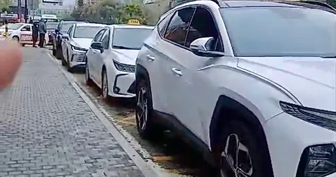 Plazanın qarşısında eyni mənzərə: Səfirlik avtomobilləri dayanacağı zəbt edib VİDEO