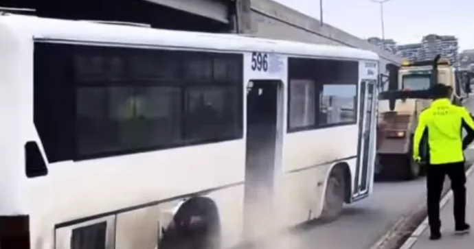 Bakıda 596 nömrəli avtobusun təkəri qırıldı VİDEO