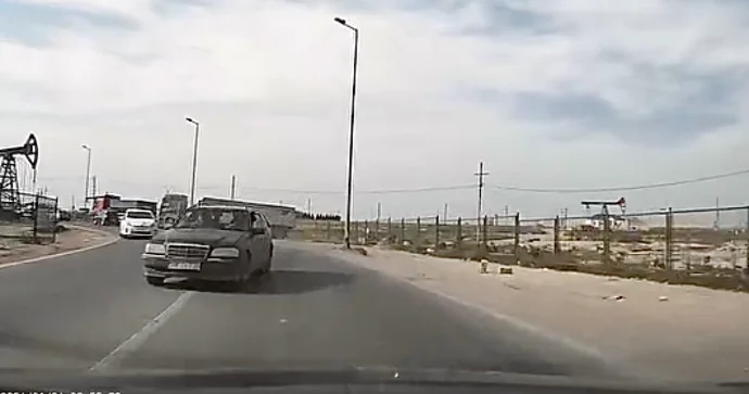 Əks yolla gələn sürücü qəza şəraiti yaratdı 90 OV 732 VİDEO