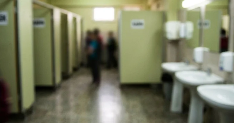 Tualetdə silah və təhdid məktubu tapıldı Daha bir məktəbdə qorxulu anlar