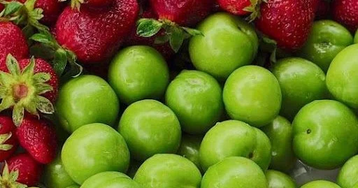 Erkən alça və çiyələk: dadlı görünür, amma nə qədər təhlükəsizdir? AÇIQLAMA
