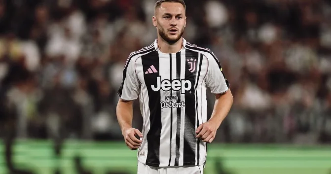 “Yuventus”un futbolçusu üçün iki “elçi”