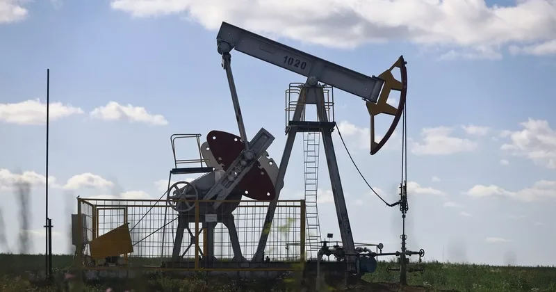 Россия резко сокращает добычу нефти из за атак беспилотников на порты и НПЗ