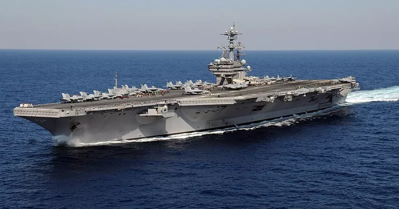 США планируют направить третий авианосец на Ближний Восток