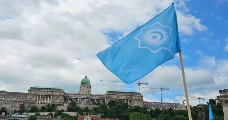 Göy bayraq Budapeşt göylərində!
