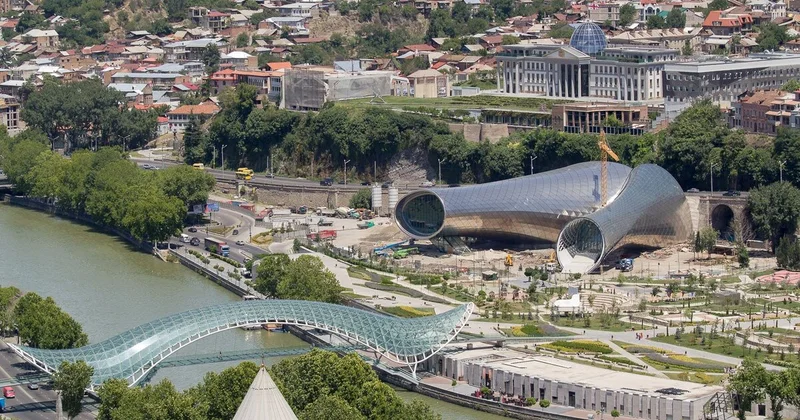 Tbilisidə memarlıq qalmaqalı: “Küplər” sökülür, hotel gəlir