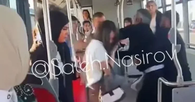 “BakuBus”da insident: ata qızını döydü VİDEO