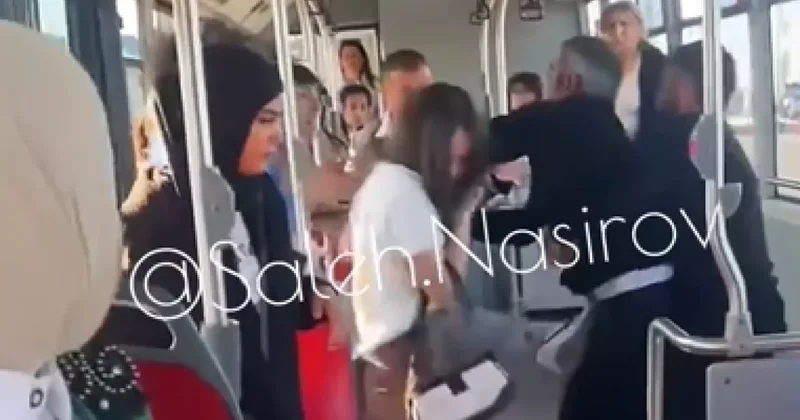 Мужчина напал на дочь и ее поклонника в Баку Их спасли неравнодушные в автобусе / ВИДЕО