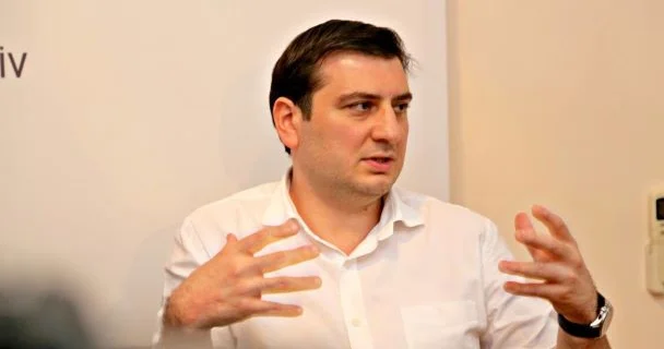 Hakim politoloqa yox dedi Azər Qasımlı ilə bağlı qərar verildi