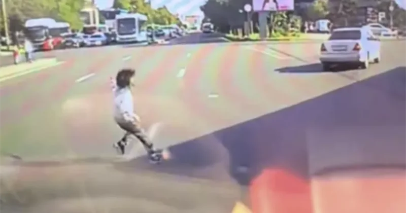 В Баку водитель чудом избежал наезда на ребенка Видео