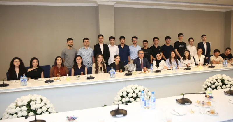 Ali məktəb tələbələrinin dövlət xadimləri və tanınmış şəxslərlə görüşləri keçirilir