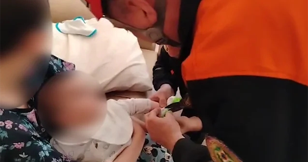 1 yaşlı körpənin əli oyuncaqda sıxılıb qaldı Video