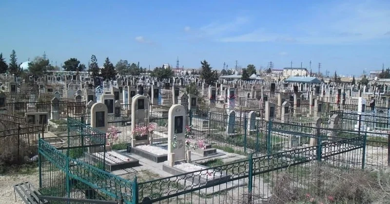 Salyanda qəbiristanlıq yanıb