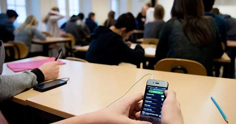 Məktəblərdə mobil telefonlara qadağa qoyulsunmu? Faydalı ola bilər, amma...