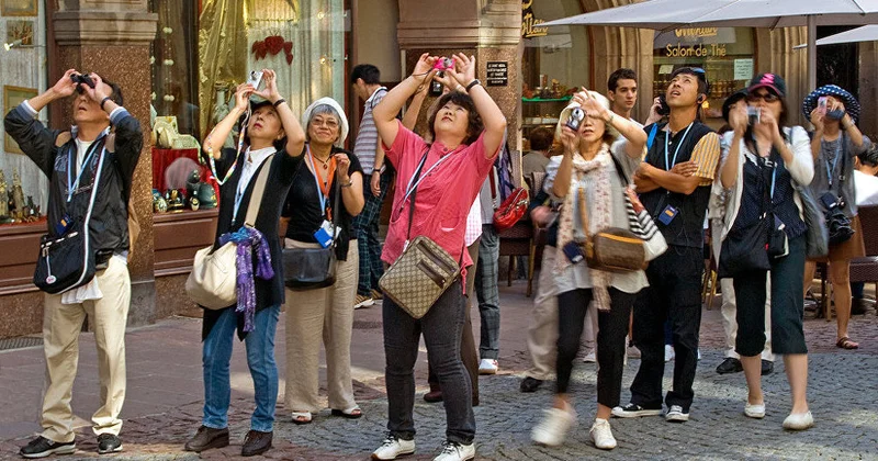 Turistlər çoxalıb, səyahət edən vətəndaşların sayı isə AZALIB