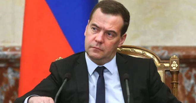Medvedev “Makronun salfeti” haqqında zarafat etdi