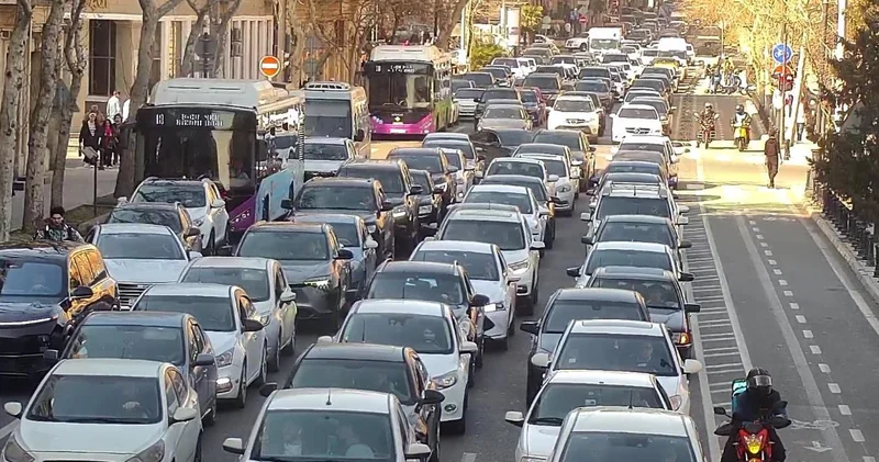 Пробки на ряде улиц в Баку СПИСОК