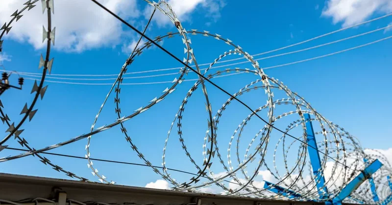 Франция возводит тюрьму в джунглях