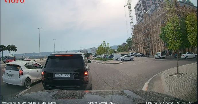 Razborşik Range Rover sürücüsü yolun ortasında saxlayıb hərəkəti dayandırdı VİDEO