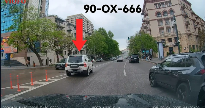 Qarşıdakı geriyə dönmə yerinə getməmək üçün qoşa xətdən döndü 90 OX 666 VİDEO