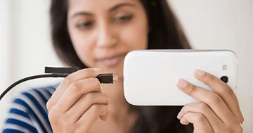 Gecə yatağınızın yanında şarj edən telefon buraxmaq olarmı?