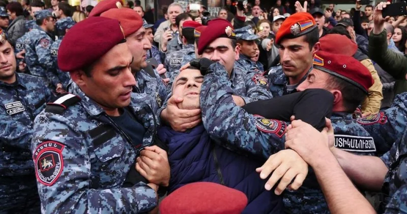 İrəvanda polis Rusiya əleyhinə etiraz aksiyasına müdaxilə edib