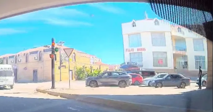 Bu yolda svetofor düzgün işləmir Sürücülər təhlükə ilə üz üzə qalıb VİDEO