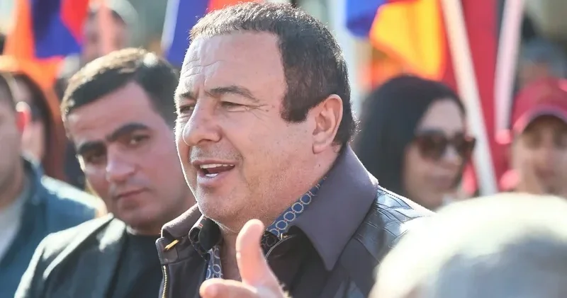 Sarukyan: Paşinyan dediyini sübut etsə, onu güllələyəcəm