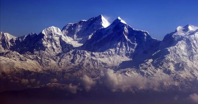 Everestdə tarixi rekord: Bir gündə 274 alpinist zirvəyə çatıb